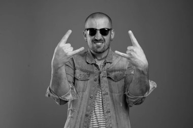 Rock işaretleri gösteren şık karizmatik adam