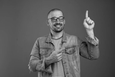 Mutlu yakışıklı adamın işaret eden portresi