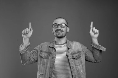 Onun işaret parmaklarını kaldırırken amused yakışıklı adam yukarı bakıyor