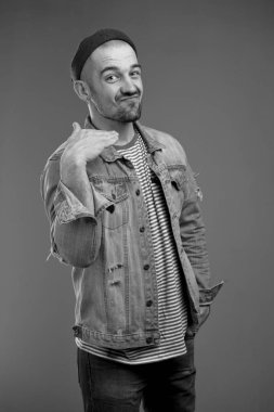 Çekici genç adam boynunda sağ elini sallayarak onun hoşnutsuzluk gösteren