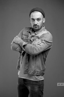 Yakışıklı kendine güvenen adam kollarını çapraz pozisyonda tutmak