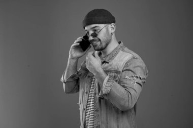 Cep telefonu yla sohbet gülümseyen trendy adam portresi