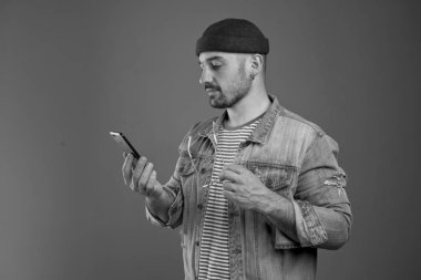 Akıllı telefonda mesajları okuyan sakin özenli adam