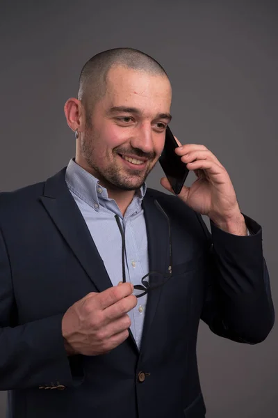 Upphetsad Manager aktivt diskuterar affärsfrågor över mobiltelefon — Stockfoto