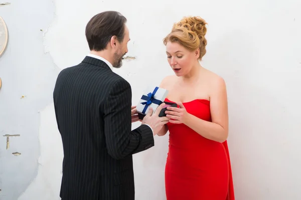 Taille nach oben einer erstaunten, nackten Frau, die ein Geschenk öffnet — Stockfoto