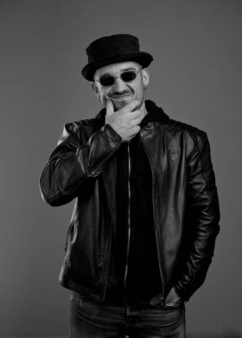 Şık bir adam, çenesini süpürüyor.