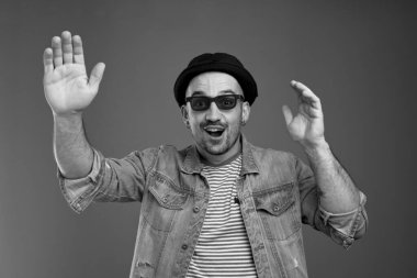 Elini sallayan yakışıklı bir adamın portresi.