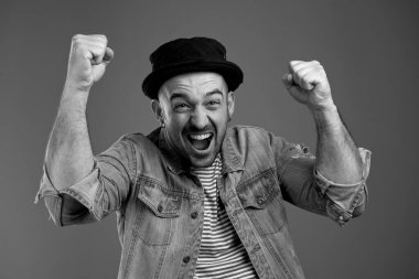 Victo 'yla mutlu ve rahat giyinen heyecanlı bir adamın portresi.