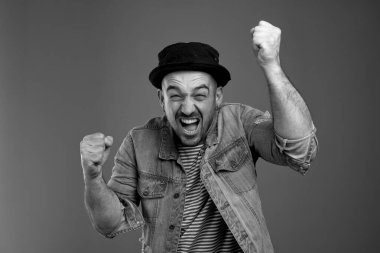 Yakışıklı, keyifli bir adam. Heyecanını belli ediyor.