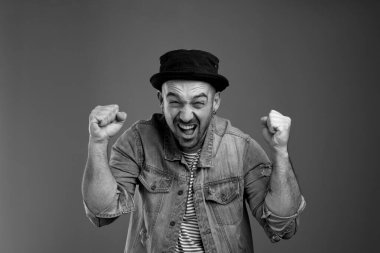 Yakışıklı bağıran adamın güzel bir jest yaptığı portresi.