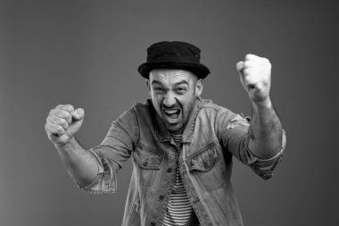 Çığlık atan yakışıklı adam başarısını kutluyor.