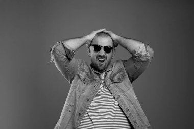 Stresli, modaya uygun bir adam ellerini Despera 'da tutuyor.