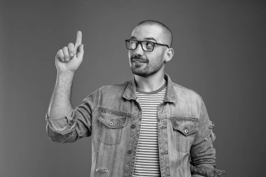 Meraklı genç adam işaret parmağını kaldırıyor.