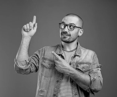 Pozitif zeki adam işaret parmaklarını yukarı kaldırıyor.