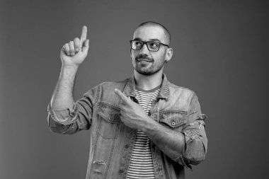 Yukarı bakan düşünceli genç adamın portresi.