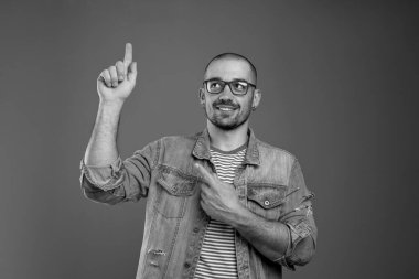 Yakışıklı, zeki bir adamın aklında parlak bir fikir var.