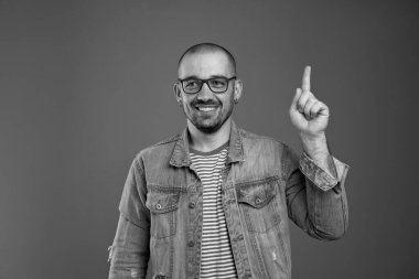 Keyifli zeki bir adam gündelik giysiler içinde kendini gösteriyor.