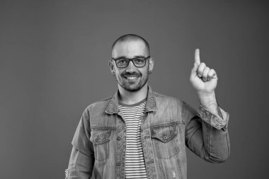 Gözlüklü, mutlu, karizmatik adam atasıyla sana gülümsüyor.