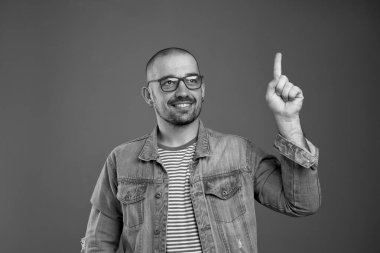 Neşeli çekici adam işaret parmağını yukarı kaldırıyor.