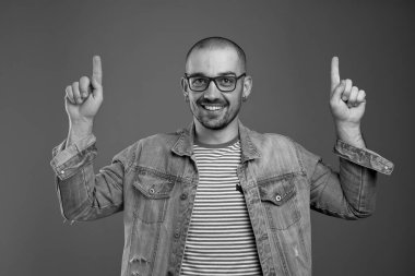 Heyecanlı yakışıklı kel adamın portresi. 