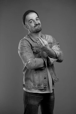 Süpheli modaya uygun bir adam somurtkanlığını eliyle takip ediyor.