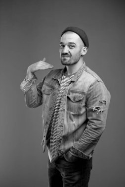 Memnuniyetsizlik seviyesini gösteren biraz hoşnutsuz genç bir adam. 