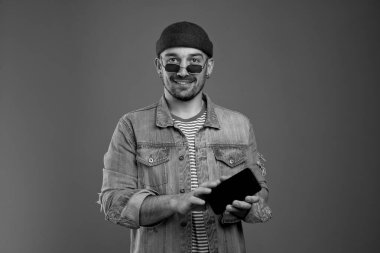 Hevesli iyimser adam yeni zekasıyla tatmin oluyor.