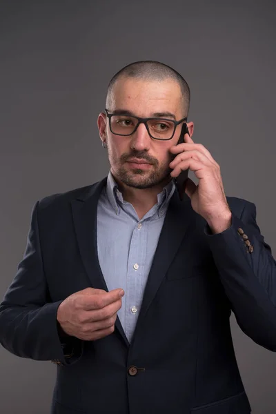 Retrato de homem sério tendo conversa de negócios sobre celular — Fotografia de Stock
