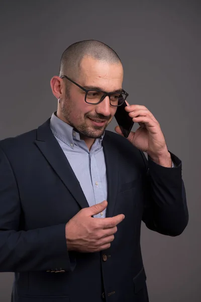 Uomo d'affari ottimista che parla al cellulare con interesse — Foto Stock