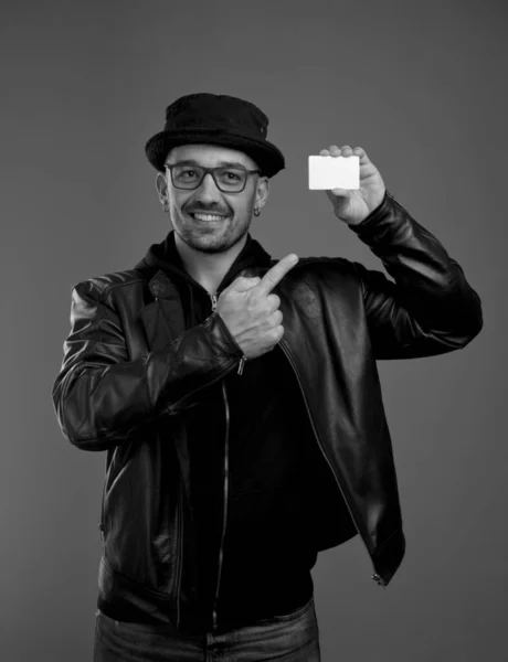 Cintura de homem moderno animado apontando para o cartão de visita — Fotografia de Stock