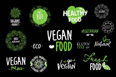 Biyoloji, ekoloji, organik logolar ve ikonlar, etiket, Etiketler. Elle çizilmiş biyo sağlıklı gıda rozetleri, çiğ, vegan, sağlıklı gıda işaret, organik ve öğeleri kümesi kümesi. Git vegan, Vejetaryen, el çizimi siyah yeşil