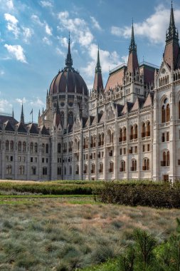 Budapeşte Meclis'te çim ve mavi gökyüzü bulutlu arka plan üzerinde