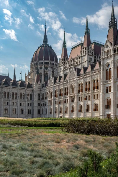 Parlamentet Budapest Bakgrunden Gräs Och Blå Himmel Med Moln — Stockfoto