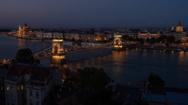 Budapeşte 'nin gece manzarası Tuna Nehri, Chain Köprüsü ve parlamento 'ya bakmaktadır.