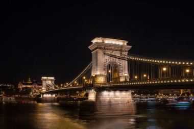 Budapeşte 'de aydınlatma ile gece zincir köprünün görünümü