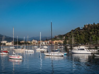 Baia delle Favole Sestri Levante önünde güneşli bir günde tekneler