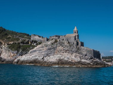 Porto Venere of Saint Peter Kilisesi denizden güneşli bir günde görüntülemek