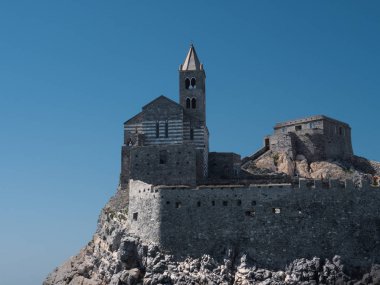 Porto Venere güneşli bir günde, Aziz Peter Kilisesi