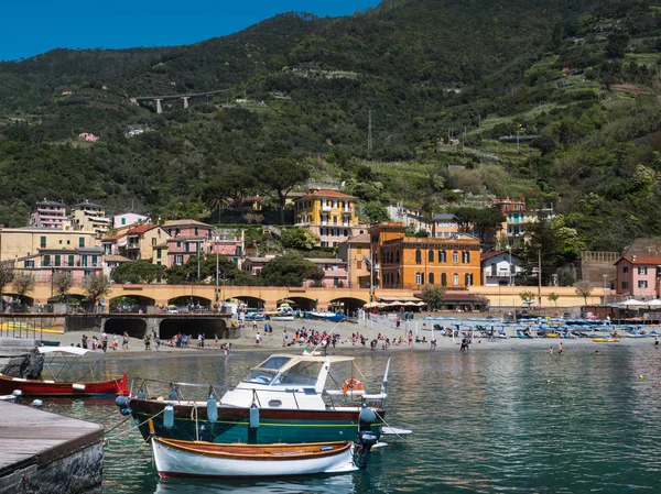 Monterosso Dorf Bucht Und Boote Einem Sonnigen Frühlingstag — Stockfoto