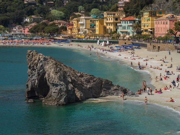 Felsen Strand Von Monterosso Einem Sonnigen Frühlingstag — Stockfoto