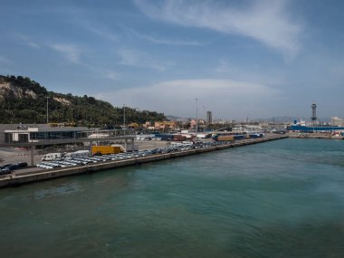 Güneşli bir günde Barcelona kargo ve feribot liman üstten görünüm
