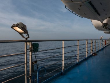 Korkuluk, ışık ve emanet tekneler feribot