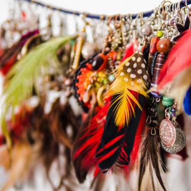 Kadının tüyler, taş ve metal küpe yapılmış çeşitli yakın çekim