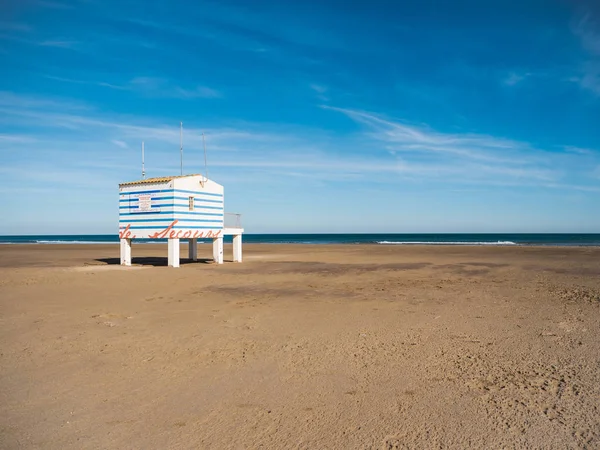 Güneşli bir günde ıssız Fransızca Gruissan sahilde sonrası kurtarma
