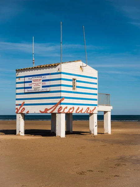 Güneşli bir günde ıssız Fransızca Gruissan sahilde sonrası kurtarma