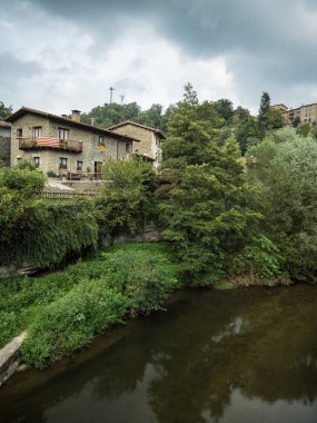 Çalışan Rupit Köyü ile ben Pruit yaz aylarında Rupit Nehri'nin dikey görünüm