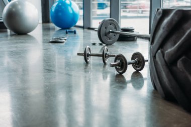 halter, dambıl, fitness toplar ve eğitim lastik spor salonunda katta