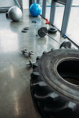 spor salonunda fitness topları, farklı dambıl, halter, koşu bandı ve eğitim lastik