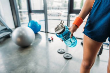 sporcumuz şişe su vasıl jimnastik salonu tutan Bileklik içinde kırpılmış atış