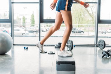 adım platform spor salonunda egzersiz Bileklikler sporcumuz görüntü kırpılmış